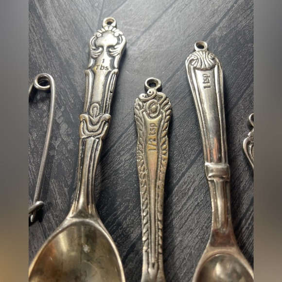 Country Kitchen ANTHROPOLOGIE 5 Piece Measuring Spoon Set on Safety Pin Holder - Picture 7 of 11